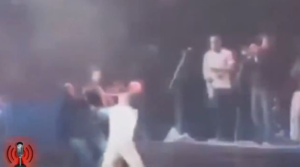 El cantante de Calle 13 golpeó a un fanático en el estómago