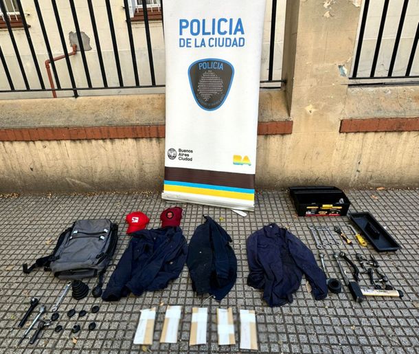 La Policía de la Ciudad detuvo a cinco mecánicos acusados de estafas. La Policía de la Ciudad detuvo a cinco mecánicos acusados de estafas.