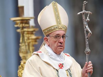 El Papa recomendó a Francia derogar leyes si es necesario