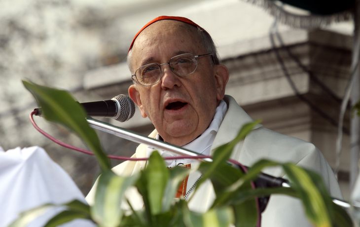 Jorge Bergoglio cuando ofrecía una misa en Liniers por el 7 de agosto.
