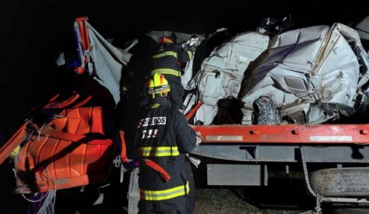 Triple choque de camiones en Necochea: hay un muerto