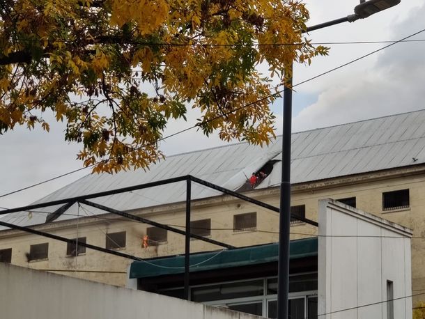 Tensión y motín en la cárcel de Devoto: los presos tomaron dos pisos