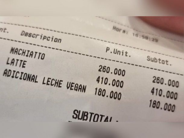 Le cobraron $180 extra por pedir un café con leche vegetal