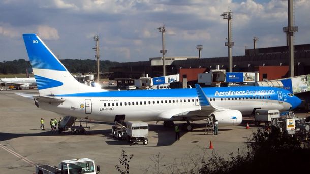 Aerolíneas Argentinas retomó la negociación con los gremios y anuló las suspensiones