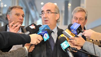 El subsecretario del Interior, Guillermo Maciel, se contradijo con las denuncias de Ache en torno a la entrega del pasaporte uruguayo a Sebastián Marset. El subsecretario del Interior, Guillermo Maciel, se contradijo con las denuncias de Ache en torno a la entrega del pasaporte uruguayo a Sebastián Marset.