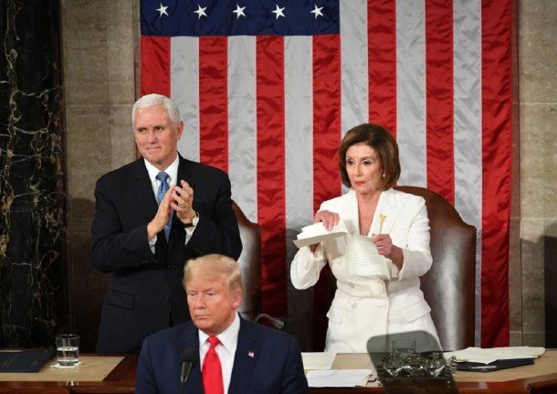 Donald Trump flanqueado por Mike Pence y Nancy Pelosi