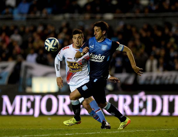 Diego Milito le dio un agónico triunfo a Racing ante Arsenal