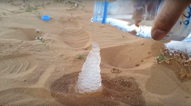 En un video convierten agua en hielo en pleno desierto: ¿dónde está el truco?