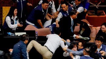 Escándalo en Taiwán: legislador robó un proyecto de ley y huyó corriendo
