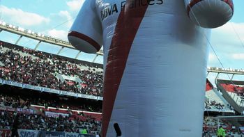 river presento su nueva camiseta en el monumental river presento su nueva camiseta en el monumental