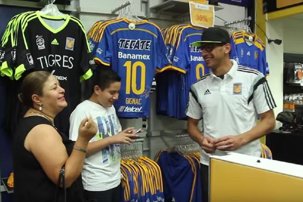 Un jugador de la Selección se disfrazó de vendedor y sorprendió a los clientes