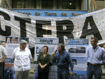 Docentes piden reapertura de las paritarias en junio