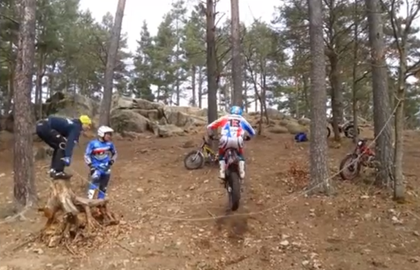 VIDEO: Un hombre salta la soga con una moto