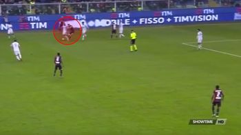 La patada de Lucas Ocampos a Dani Alves La patada de Lucas Ocampos a Dani Alves