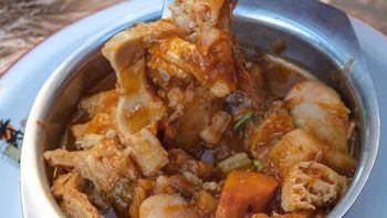 Con más de 100 años de historia y platos exquisitos, este bodegón es uno de los más elegidos de Buenos Aires. Con más de 100 años de historia y platos exquisitos, este bodegón es uno de los más elegidos de Buenos Aires.