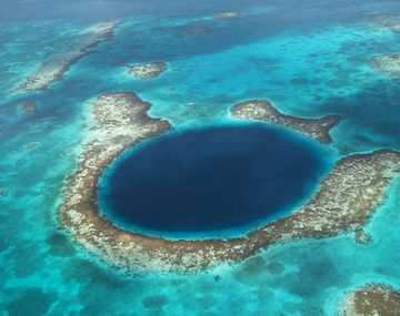 Revelan qué oculta el misterioso agujero azul de la costa de Australia