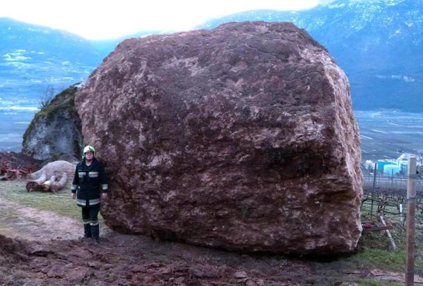 Mirá el video de las rocas que pasaron por encima de una casa de campo