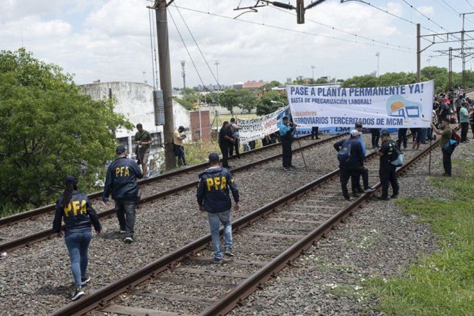 Levantaron el corte total en las vías de la línea Roca: los trenes vuelven a salir y llegar de Constitución