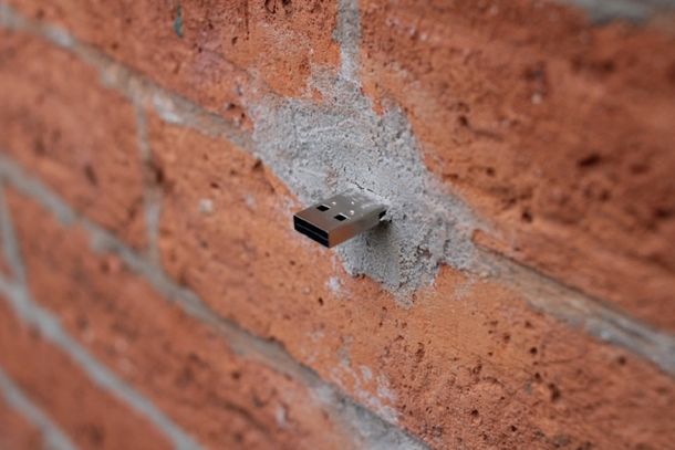 Dead drop: ¿Por qué hay miles de USBs escondidas por el mundo?