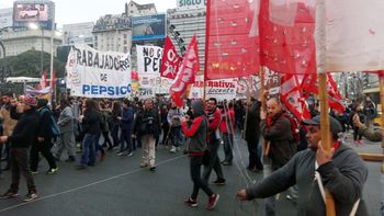 Los trabajadores cortan la 9 de Julio, la Avenida Corrientes y el Metrobus. Hay caos de tránsito. Los trabajadores cortan la 9 de Julio, la Avenida Corrientes y el Metrobus. Hay caos de tránsito.