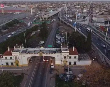Dos motochorros se tiraron del Puente La Noria y uno murió