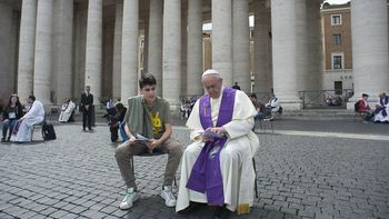 francisco participo del confesionario mas grande del mundo con adolescentes francisco participo del confesionario mas grande del mundo con adolescentes