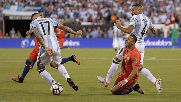 Así le quedó el tobillo a Alexis Sánchez tras el pisotón de Mercado en la final