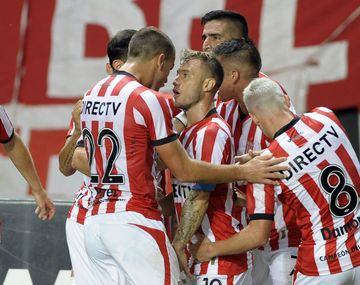 Estudiantes venció a Atlético Tucumán en un partido polémico