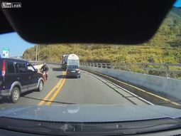 VIDEO: Terrible choque de frente entre una camioneta y una moto