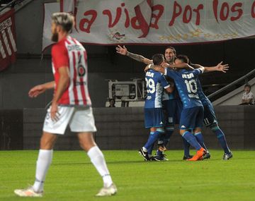 Donatti festeja con Piovi y Lautaro Martínez y Schunke se lamenta