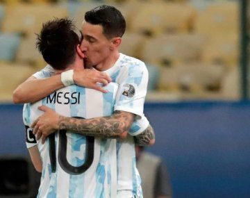 Es la hora del champán: el lujo de Di María y Messi para liquidar
