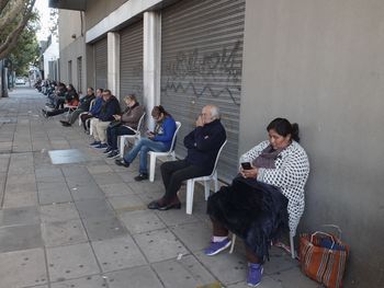 Sillas y distancia en las filas de jubilados sin tarjetas de d&eacute;bito