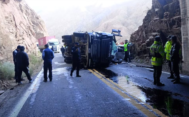 Choque fatal en la Ruta 7: un camión volcó sobre y un auto y su chofer murió