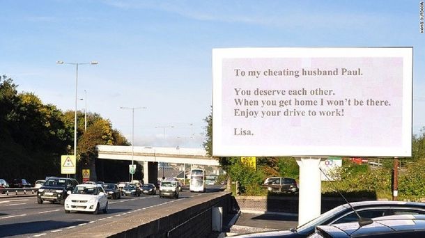 Mujer escracha a su marido infiel con un enorme cartel en la autopista