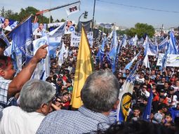 en un ano se perdieron 3.200 empleos en la industria petrolera en un ano se perdieron 3.200 empleos en la industria petrolera