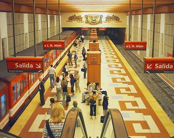Pasajeros rompieron vidrios de una boletería en la estación Los Incas