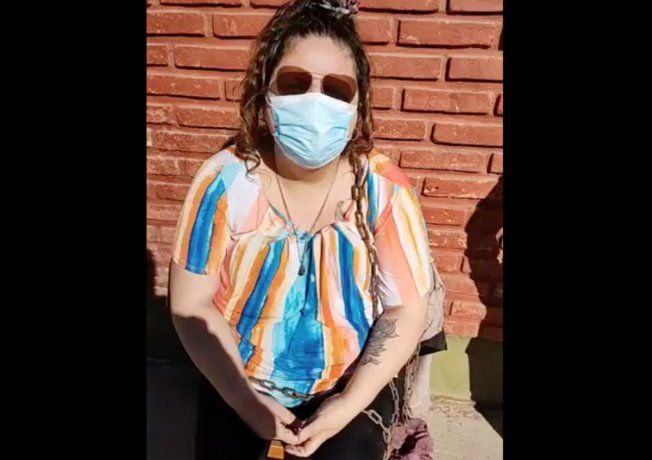 Una mujer desesperada se encadenó en un hospital para que atiendan a su padre