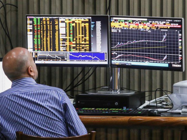 Tras el sorpresivo respaldo a Javier Milei, los bonos argentinos se desploman hasta 12%