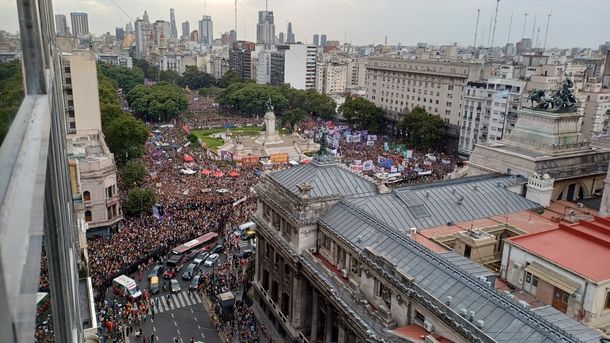 Masiva participación en la marcha por el Día Internacional de la Mujer