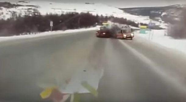 Choque entre un auto y una ambulancia