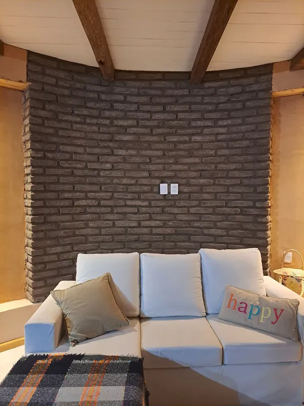 El techo de madera blanca –que aporta luminosidad– se dejó visto, sin cielo raso, para exhibir la estructura. El techo de madera blanca –que aporta luminosidad– se dejó visto, sin cielo raso, para exhibir la estructura.