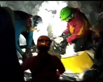 Impactante: así rescataron a una persona sepultada bajo la nieve