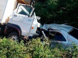 Murió una familia en un choque frontal con un camión