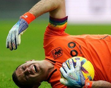 Así fue el golpe que recibió Dibu Martínez en Aston Villa vs Newcastle