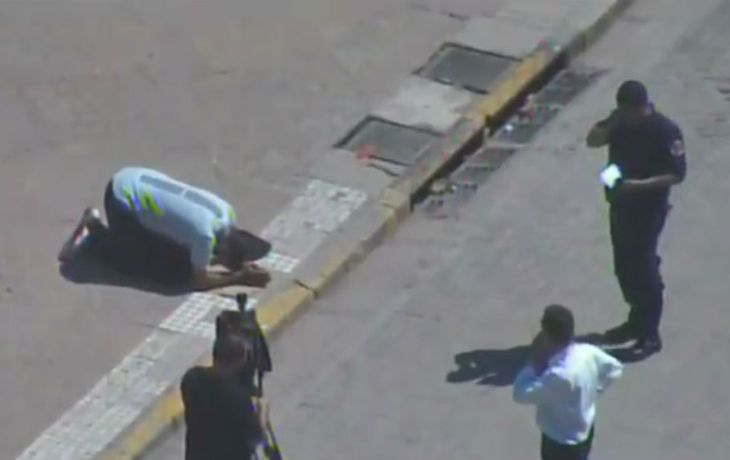El hombre puso un cartón en el piso y se arrodilló para rezar