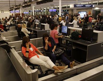 Trabajadores aeronáuticos amenazan con ir a un paro