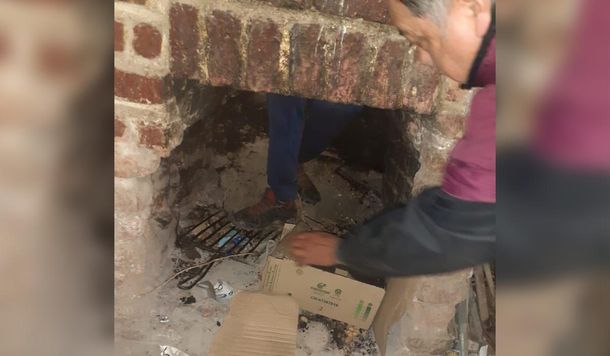 Intentó entrar a robar por la chimenea y quedó atascado: le tuvo que pedir ayuda a la víctima
