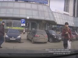 Lo golpea brutalmente con un palo en la cabeza para robarle un maletín