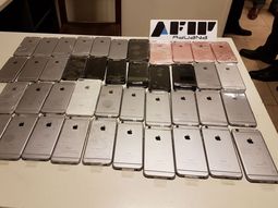 La mujer llevaba los iPhones ocultos entre sus ropas