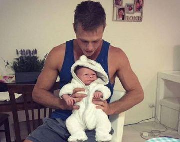 Joven es padre y abuelo en la misma semana